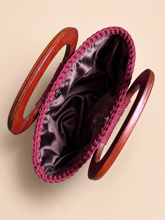 Handbag with wooden handles in vine color
