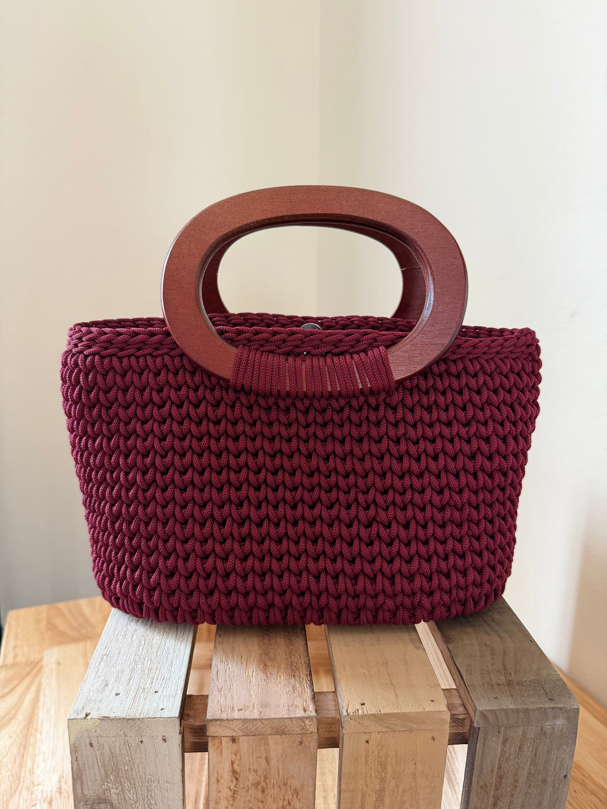 Handbag with wooden handles in vine color