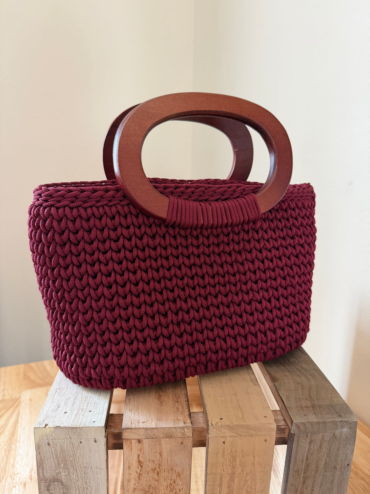 Handbag with wooden handles in vine color