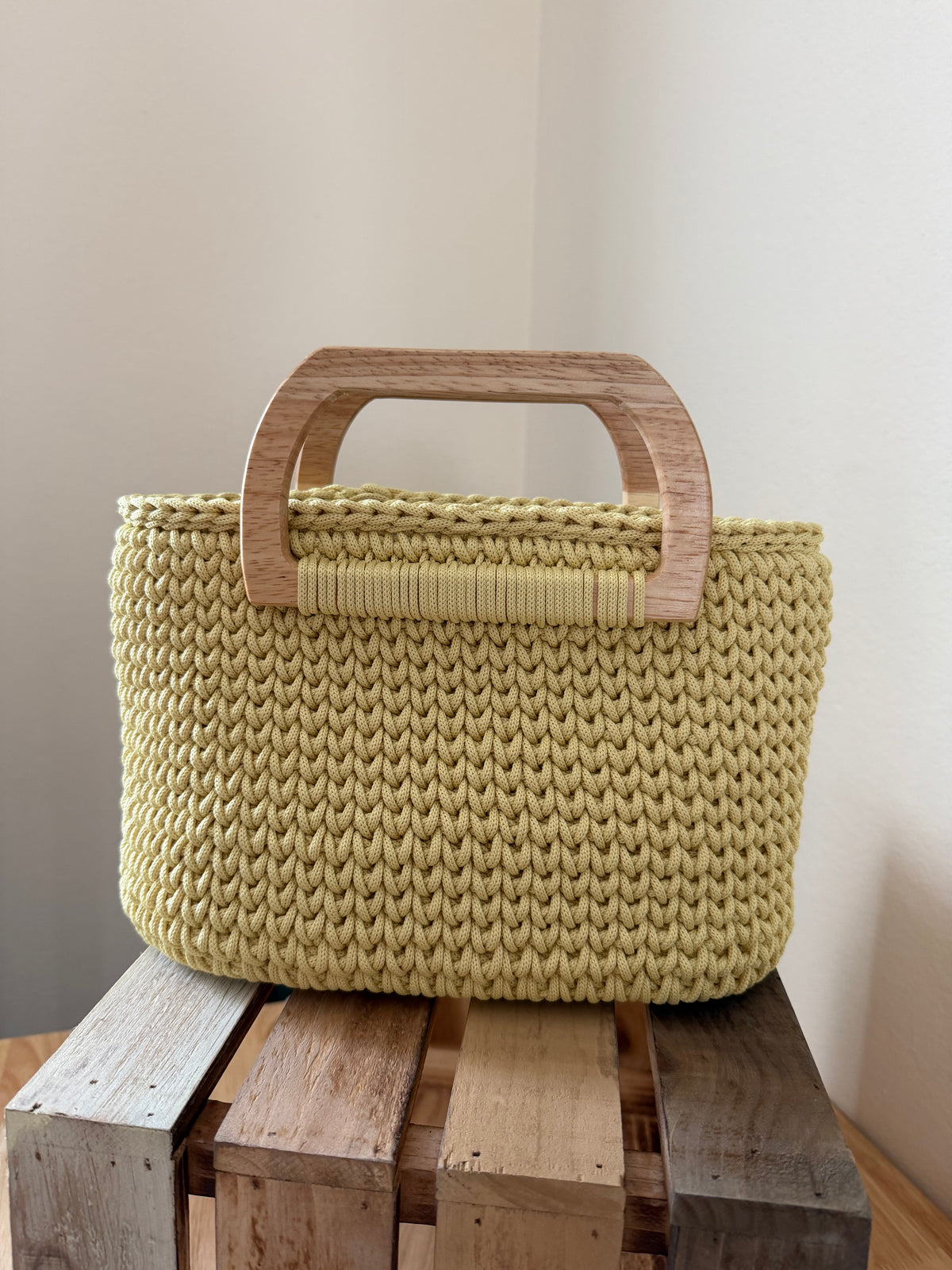 Handbag with wooden handles in light yellow color