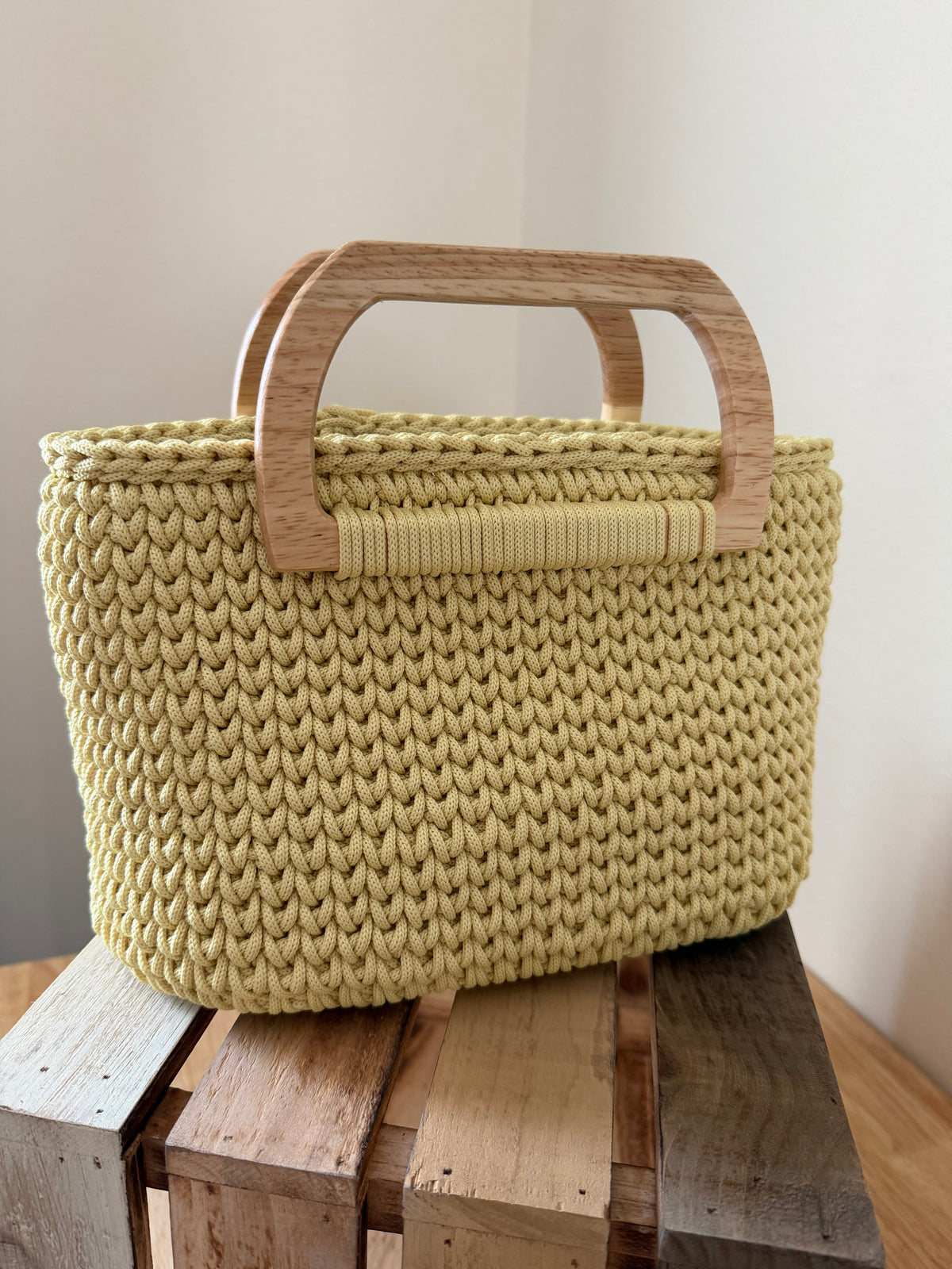 Handbag with wooden handles in light yellow color